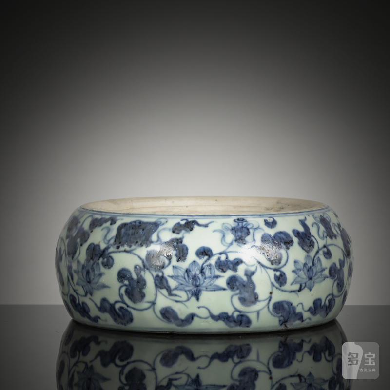 A porcelain inkstone with underglaze-blue decoration of lotus and foliage with Daoist treasures - 图1